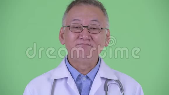 一脸快乐成熟的日本男子医生点头是的视频的预览图