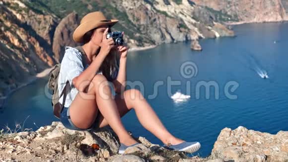 休闲青年旅游妇女积极情绪用相机拍摄欣赏海景视频的预览图