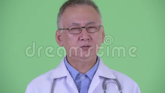 一脸严肃成熟的日本男医生点头没有视频的预览图