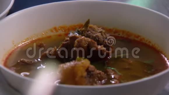 泰国陶瓷碗中的特写肉汤视频的预览图