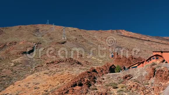 缆车舱沿着索道行驶在高山火山峰的背景下视频的预览图