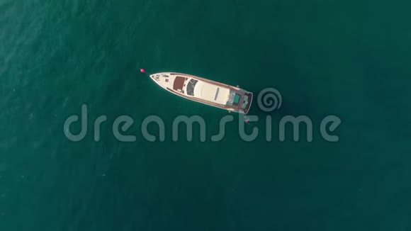 在大海里一艘孤独的白船上起飞空中无人机射击视频的预览图