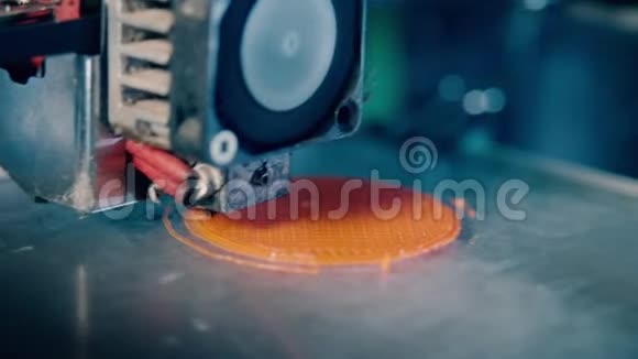 3D打印机在3D打印实验室中创建一个塑料形式视频的预览图