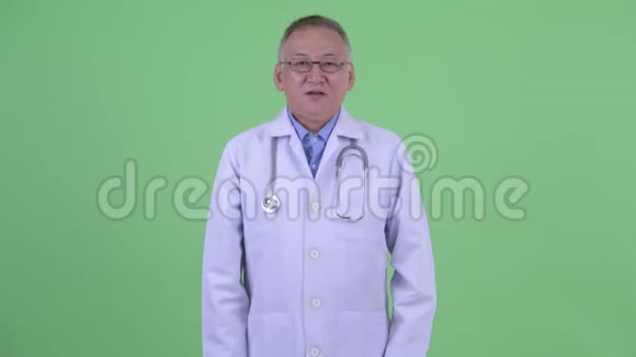 快乐成熟的日本男医生接受采访视频的预览图