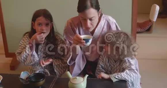 母亲和两个孩子在日本的梁坎喝茶视频的预览图
