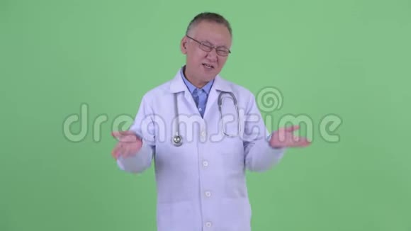 有趣的成熟日本男医生看起来有罪和耸肩视频的预览图