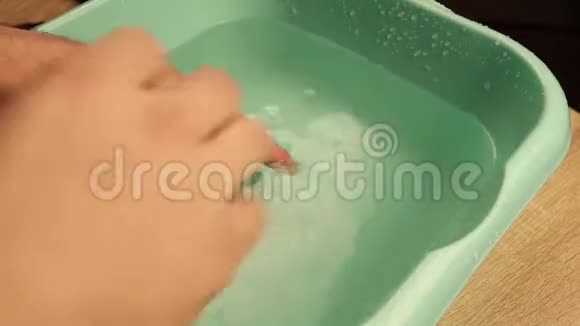 一个人用洗手盆洗手视频的预览图