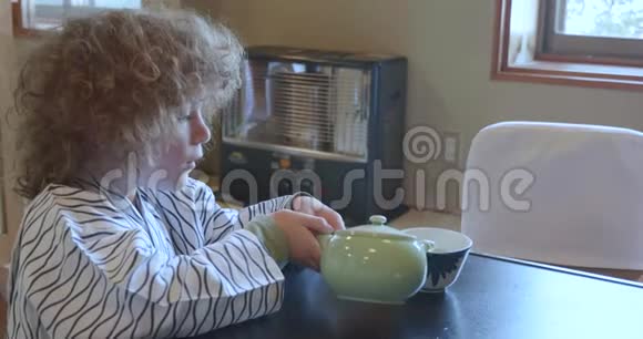 日本白种人小男孩穿着玉田倒茶视频的预览图