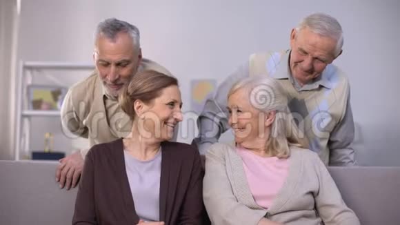 向心爱的女士赠送郁金香的老人国际妇女节视频的预览图