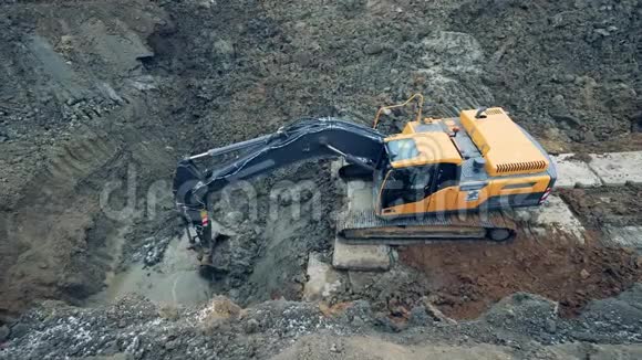 工作拖拉机从坑里挖沙子视频的预览图