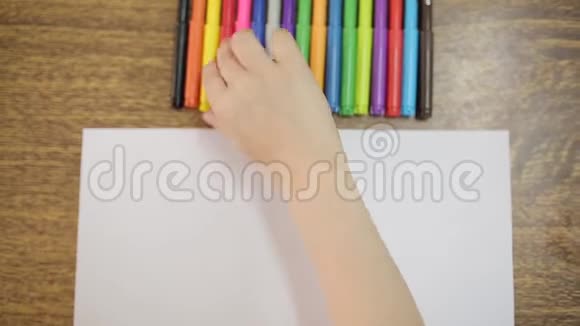 孩子在一张白纸上用黄色的毛毡尖笔画画儿童用毛毡尖笔画近距离视频的预览图