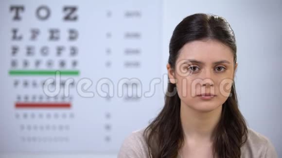 年轻女士用手闭眼视力检查视力不良视频的预览图