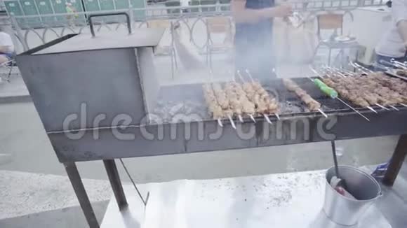 烤羊肉串的特写艺术男士专业地在烤架上准备烤肉串出售烤架冒烟了视频的预览图
