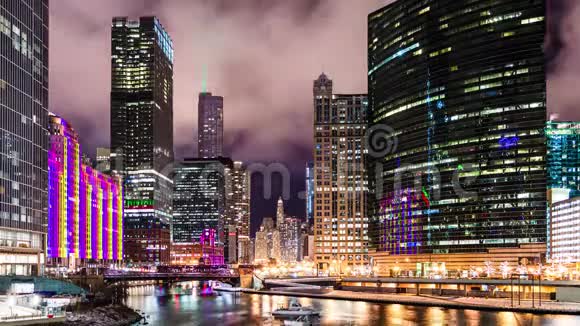 在伊利诺伊州芝加哥的沃尔夫点沿着芝加哥河举行烟花表演庆祝活动时间流逝视频的预览图