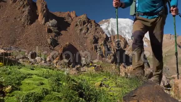 在山上散步的游客腿的特写视频的预览图