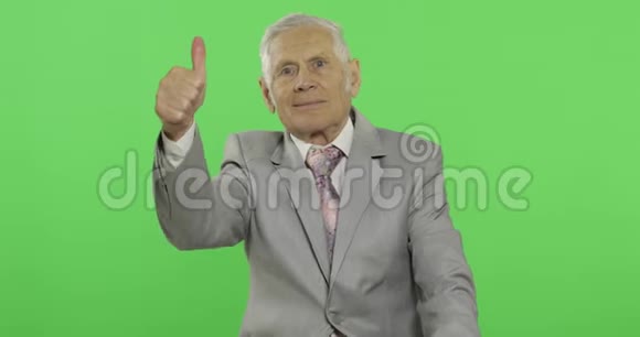 年长的商人放弃了拇指穿着正式服装的老人视频的预览图