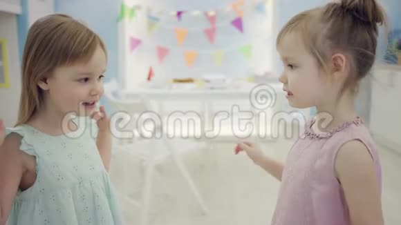 两个快乐的小女孩在镜头前玩标签视频的预览图