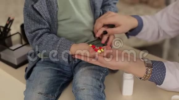 小男孩拿着很多药片他在儿科医生的招待会上视频的预览图