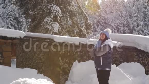 女孩冬天靠近山中的迦勒特享受阳光明媚的冬日视频的预览图