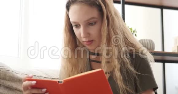 令人震惊的少女在看书视频的预览图