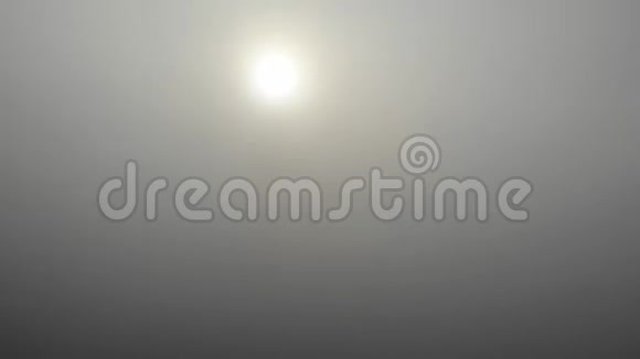 透过浓雾和云层看太阳空气污染视频的预览图