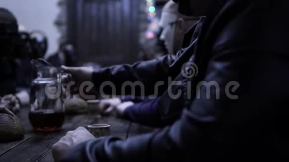 一群罪犯录像一群戴黑面具的罪犯在同一桌吃饭视频的预览图