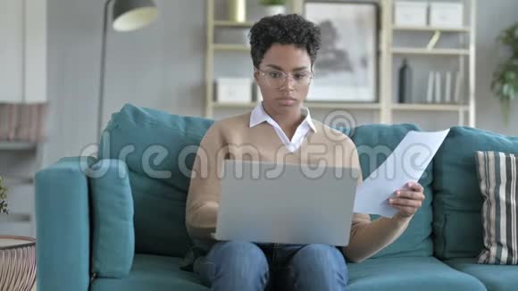青年非洲女孩笔记本电脑作业视频的预览图