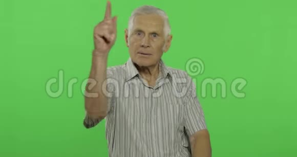 老人指着相机性感钥匙背景上英俊的老人视频的预览图