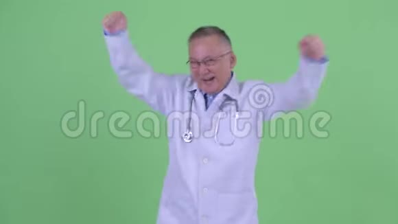 快乐成熟的日本男子医生跳舞视频的预览图