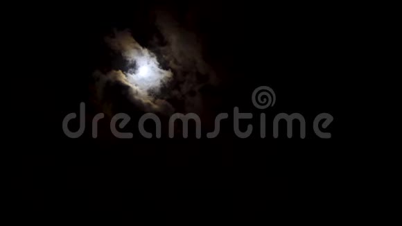 夜空中的满月明月夜空云的运动视频的预览图