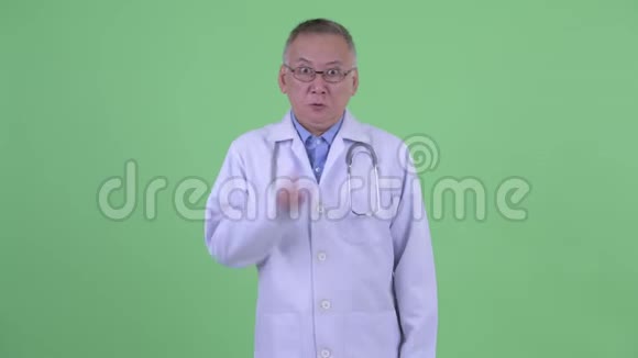 愤怒成熟的日本男子医生用手指视频的预览图