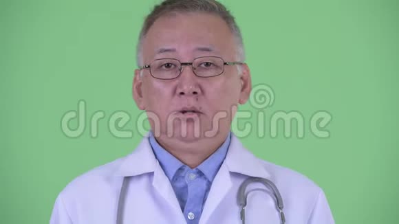 面对压力成熟的日本男子医生看起来无聊和疲惫视频的预览图