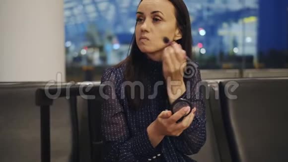 机场休息室的女人正在化妆等待注册的开始视频的预览图