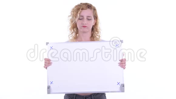 穿着衣服的金发女人拿着白板视频的预览图