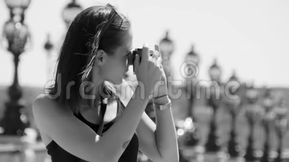 年轻女子喜欢在巴黎拍照视频的预览图