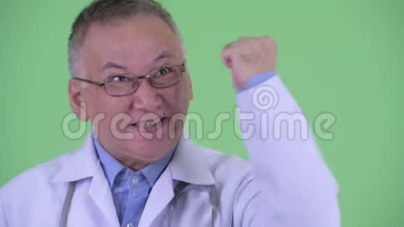 快乐成熟的日本男医生得到好消息视频的预览图