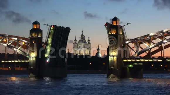 老斯莫尼大教堂六月之夜俄罗斯圣彼得堡视频的预览图