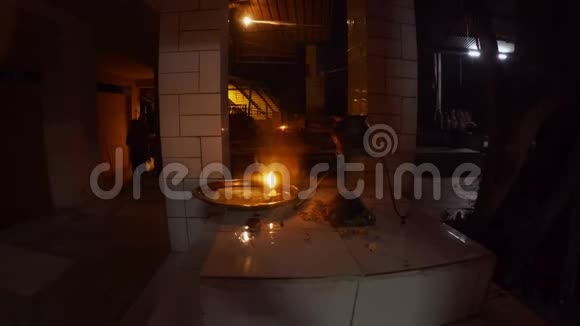在入口处金属板烟熏夜神庙的轮廓中燃烧着小小的什弗林加蜡烛视频的预览图