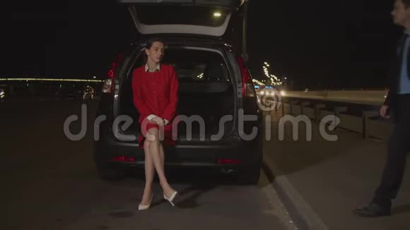 商务夫妇晚上在汽车后备箱休息视频的预览图