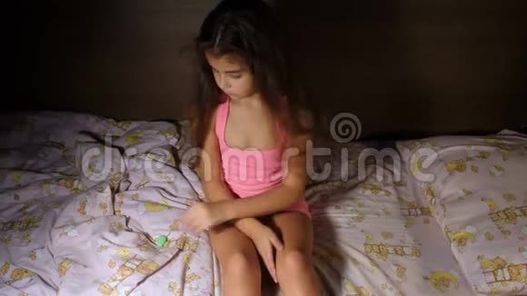 那个女孩把箱子里的牙齿放在枕头下面牙仙的一颗牙坐在床上准备的女孩视频的预览图