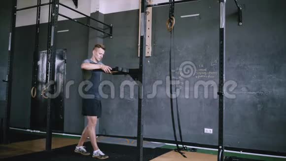 年轻男性在健身房里做三头肌视频的预览图
