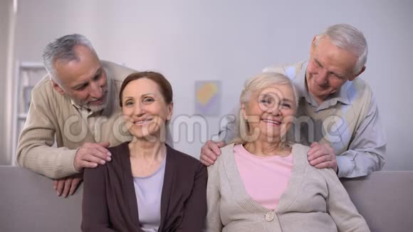 年长夫妇在镜头前拥抱和微笑家庭肖像聚会视频的预览图