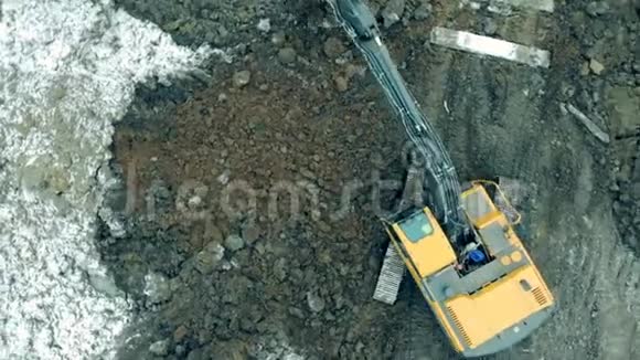金属挖掘机在职业生涯中用水桶挖沙子新建筑工地视频的预览图
