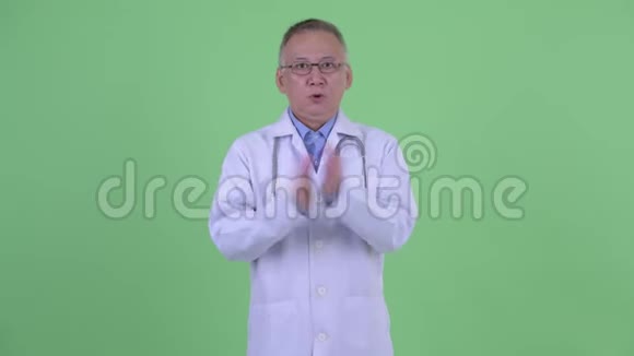 快乐成熟的日本男医生拍手视频的预览图