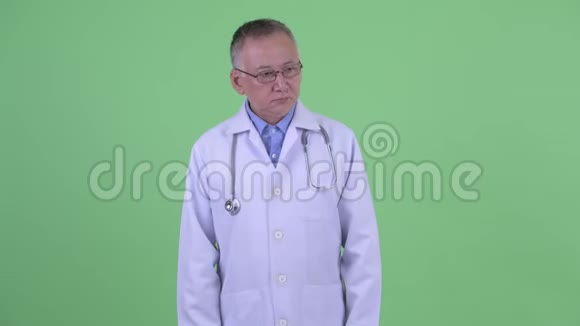 成熟的日本男医生四处张望视频的预览图