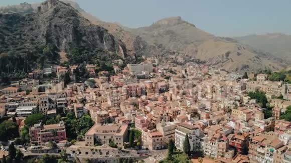 意大利西西里岛陶尔米纳2019年8月山区平原上的古城空中无人机射击视频的预览图