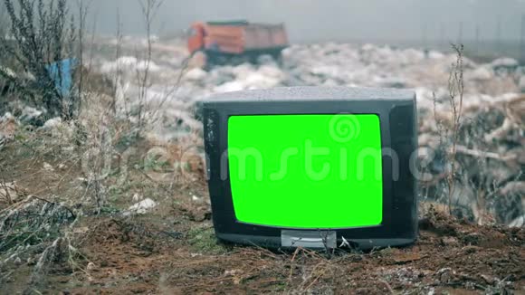 雪时在垃圾填埋场安装绿色屏幕的电视视频的预览图