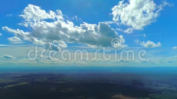 鸟瞰绿地蓝天和云彩田野上的直线视频的预览图