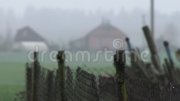 一个乡村小区的金属旧防护栅栏关注重点视频的预览图