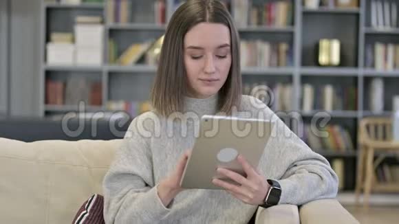 用平板电脑描绘有魅力的年轻女性视频的预览图